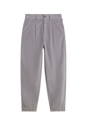 Helle graue Cordhose mit Falten, seitlichen Taschen und einem elastischen Saum. Die Textur weist ausgeprägte vertikale Rippen auf.