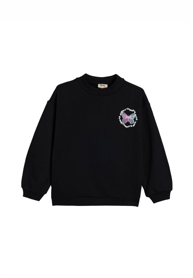 Zwarte sweatshirt met een geribde halslijn en manchetten. Aan de ene kant staat een kleurrijke geborduurde afbeelding met de tekst "Everything's Shade."