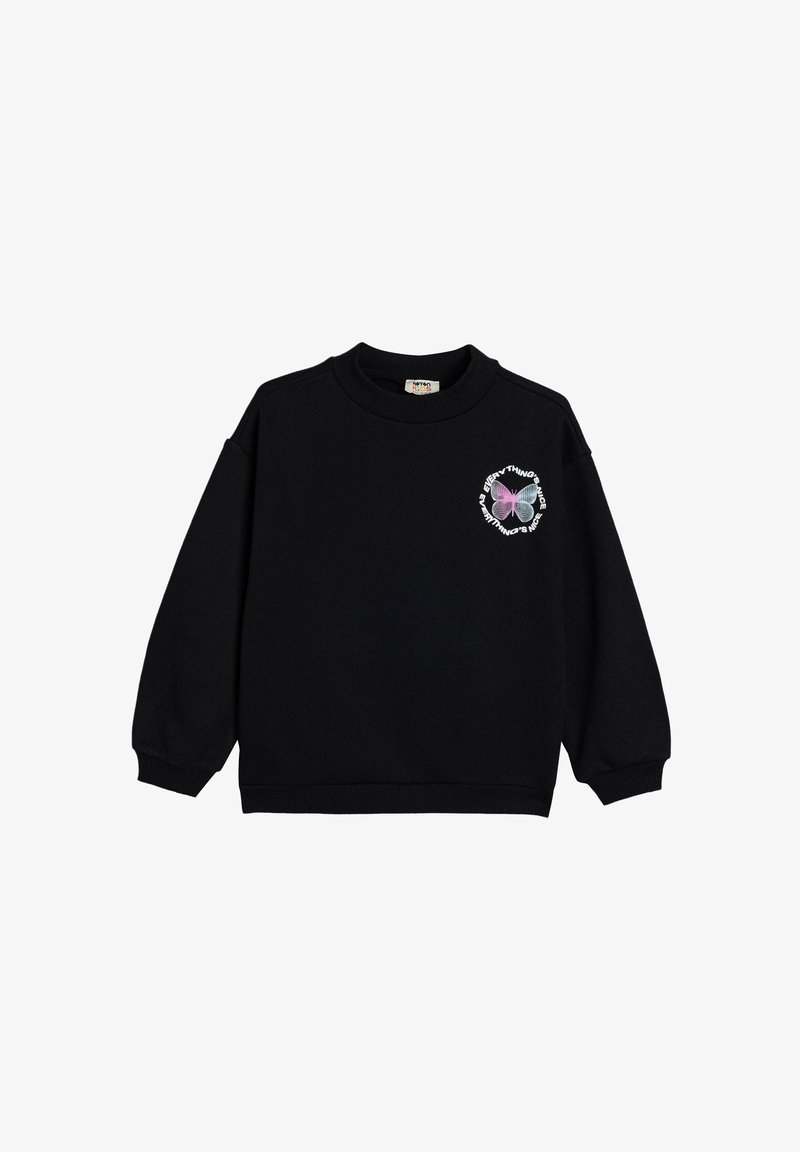 Zwarte sweatshirt met een geribde halslijn en manchetten. Aan de ene kant staat een kleurrijke geborduurde afbeelding met de tekst "Everything's Shade."