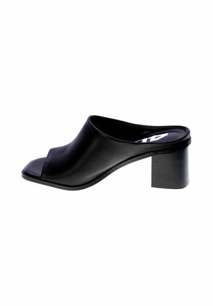 Mule nero con punta aperta, fascia superiore larga, tacco a blocco e design slip-on, mostrato di lato su sfondo bianco.
