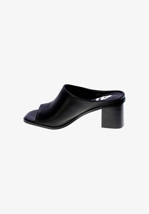Mule nero con punta aperta, fascia superiore larga, tacco a blocco e design slip-on, mostrato di lato su sfondo bianco.
