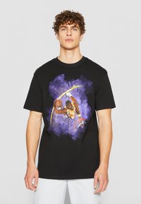 Svart bomulls t-skjorte med et livlig grafisk trykk i lilla og gult av en basketballspiller, med korte ermer og rund halsdesign.