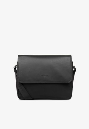 Sac messager noir en cuir texturé avec un rabat lisse, une sangle ajustable et un logo en relief à l'avant.