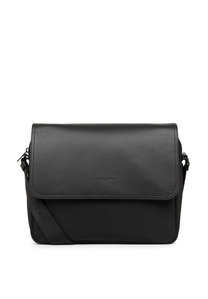 Borsa a messaggero nera realizzata in pelle testurizzata con un flap liscio, tracolla regolabile e dettaglio logo in rilievo sulla parte anteriore.