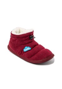 Zapatilla de corduroy burdeos con un forro blanco suave, que cuenta con un toggle negro elevado y un logo de nube azul. Punta redondeada y suela flexible.