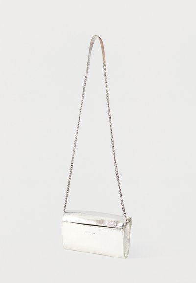 Ασημί μεταλλική ορθογώνια τσάντα χιαστί με λεπτό αλυσίδα και μικρό λογότυπο επωνυμίας στην μπροστινή πτέρυγα.