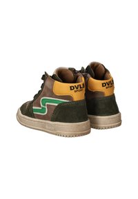 Braune und grüne High-Top-Sneaker mit einem strukturierten Wildleder-Obermaterial, gelben Akzenten an der Ferse und einer weißen Gummisohle. Besitzt ein Zickzack-Design.