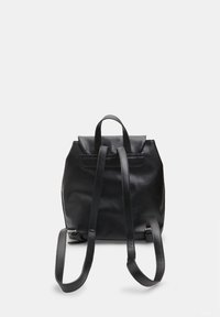 Sac à dos en cuir noir au design minimaliste, avec des sangles ajustables et une poignée sur le dessus. Présente une texture lisse et des détails de couture subtils.