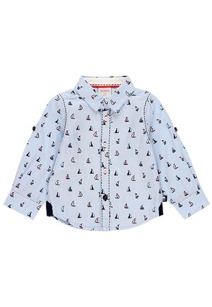 Camicia a maniche lunghe azzurro chiaro con piccoli motivi di barche a vela rosse e blu scuro, chiusura con bottoni sul davanti e colletto classico per bambini piccoli.