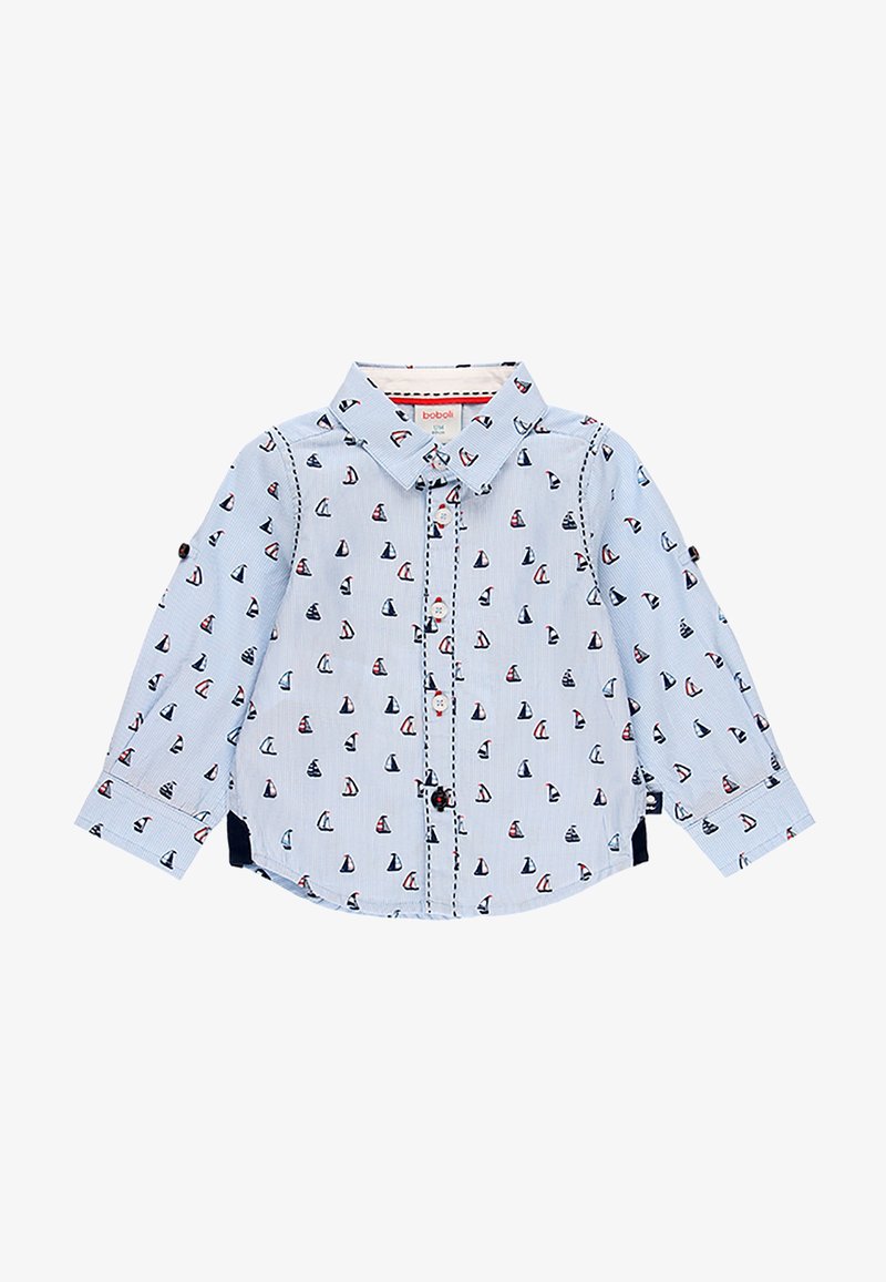 Chemise bleu clair à manches longues pour tout-petits, avec motifs de petits voiliers rouges et bleu marine, devant boutonné et col classique.