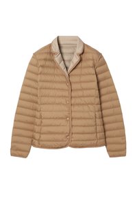 Doudoune couleur marron clair avec un motif matelassé, un col cranté et une fermeture par boutons. Elle est dotée d'une doublure intérieure lisse et d'une coupe décontractée.