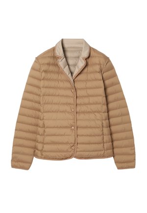 Doudoune couleur marron clair avec un motif matelassé, un col cranté et une fermeture par boutons. Elle est dotée d'une doublure intérieure lisse et d'une coupe décontractée.