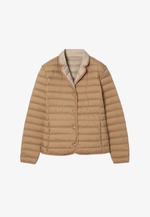 Doudoune couleur marron clair avec un motif matelassé, un col cranté et une fermeture par boutons. Elle est dotée d'une doublure intérieure lisse et d'une coupe décontractée.