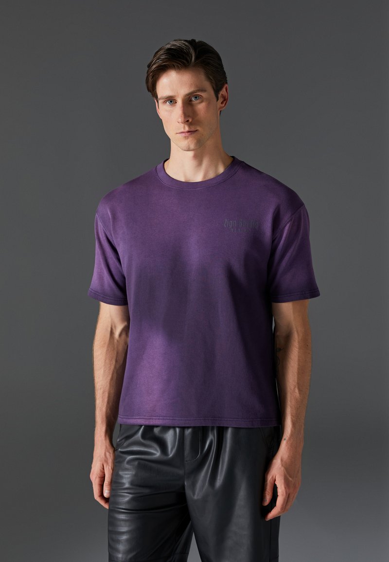 Zign Studio UNISEX - Μπλουζάκι με στάμπα - dark purple