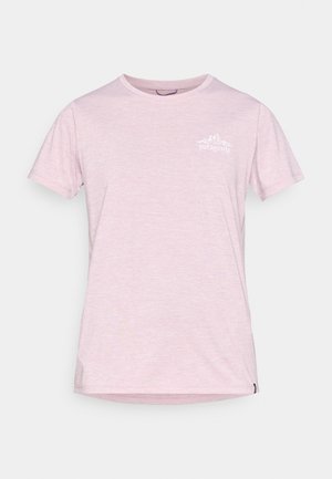 Lichtroze T-shirt met korte mouwen van zachte stof, met een witte bergafbeelding en de tekst "Patagonia" op de linkerborst.