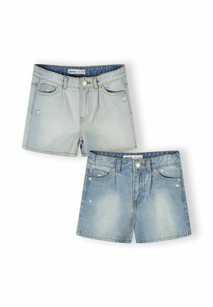 Dwie pary dziecięcych szortów dżinsowych w jasnym i średnim odcieniu niebieskiego, każda z przednimi kieszeniami, szlufkami na pasek i zapięciem na guzik.