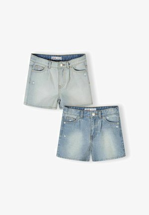 Dwie pary dziecięcych szortów dżinsowych w jasnym i średnim odcieniu niebieskiego, każda z przednimi kieszeniami, szlufkami na pasek i zapięciem na guzik.