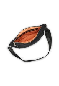 Černá látková taška s oranžovým vnitřkem, se zapínáním na zip a nastavitelným popruhem. Má hlavní přihrádku a jednu vnitřní kapsu na zip.