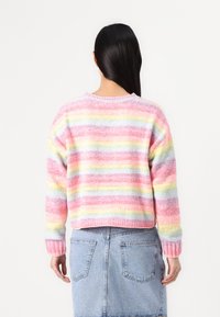 Multicolore gestreepte trui in pastelkleuren van roze, geel en blauw. Zacht gebreid materiaal, comfortabele pasvorm, met geribde manchetten en zoom.