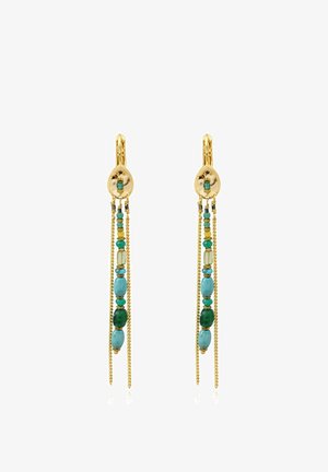 Boucles d'oreilles goutte en or avec des perles vertes et turquoises, comportant deux fines chaînes en or suspendues à côté des rangées de perles.