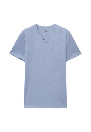 Maglietta a maniche corte di colore azzurro chiaro con scollo a V e due bottoni decorativi, realizzata in tessuto morbido e strutturato. Taglia XL. Design minimalista.