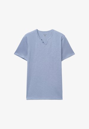 Maglietta a maniche corte di colore azzurro chiaro con scollo a V e due bottoni decorativi, realizzata in tessuto morbido e strutturato. Taglia XL. Design minimalista.