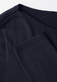 Maglione lavorato a maglia blu navy con scollatura rotonda e dettagli a coste. La texture è liscia, con un design aderente e cuciture uniformi.