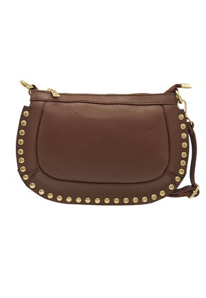 Sac bandoulière en cuir marron avec des clous dorés soulignant le bord inférieur et une fermeture éclair dorée sur le dessus, sur fond blanc.