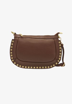 Sac bandoulière en cuir marron avec des clous dorés soulignant le bord inférieur et une fermeture éclair dorée sur le dessus, sur fond blanc.