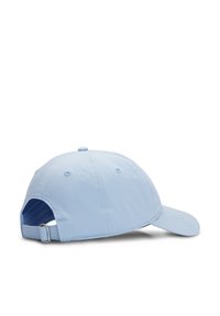 Lys blå baseballcaps med buet brem, laget av mykt stoff. Har bakre justeringsrem og ventilasjonsøyer.