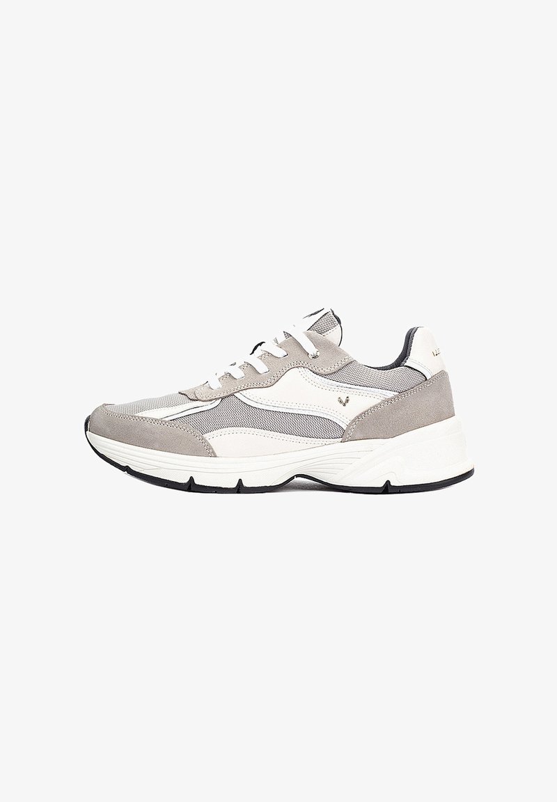 Chaussure de sport en maille grise et blanche avec des empiècements en daim, lacets blancs et semelle épaisse blanche avec bande de roulement noire.