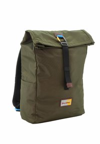 Zaino in nylon verde con design a roll-top, tasca laterale in rete, tracolla regolabile e dettaglio in pelle marrone. Presenta un'etichetta con logo.