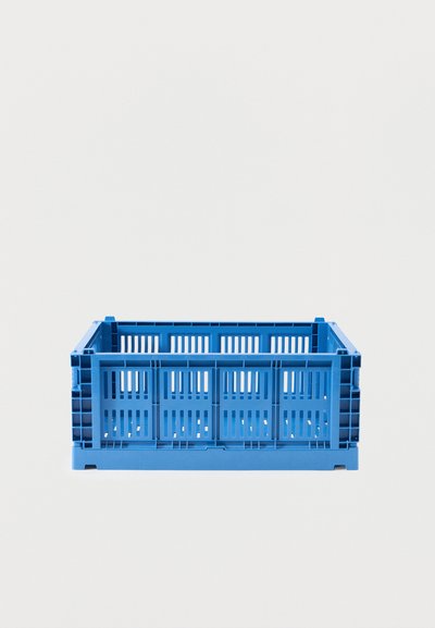 Μπλε πλαστικό αεριζόμενο κιβώτιο αποθήκευσης με ανοικτή κορυφή και ορθογώνιο σχήμα σε λευκό φόντο.