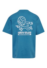 Blå T-shirt med hvid grafik af en løbende tegneseriefigur med volleyball-hoved og teksten "HSW CLUB INTERNATIONALS" på ryggen.