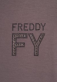 Tessuto grigio con la parola "FREDDY" e "FY" in strass neri, con una superficie liscia e un design casual.