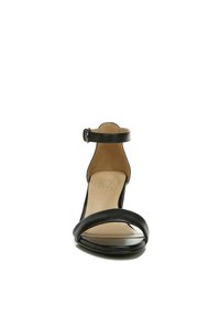 Zwarte leren hak sandaal met een slanke bandontwerp, enkelgesp, open teen en een gladde beige binnenzool. Minimalistische en elegante vorm.