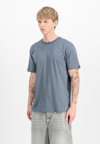 Alpha Industries LABEL BACK PRINT - Triko s potiskem - denim blue