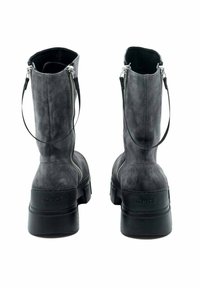 Bottines en suède gris avec une tige haute, dotées de fermetures éclair sur les côtés, d'une finition texturée et d'une épaisse semelle noire. Logo embossé à l'arrière.