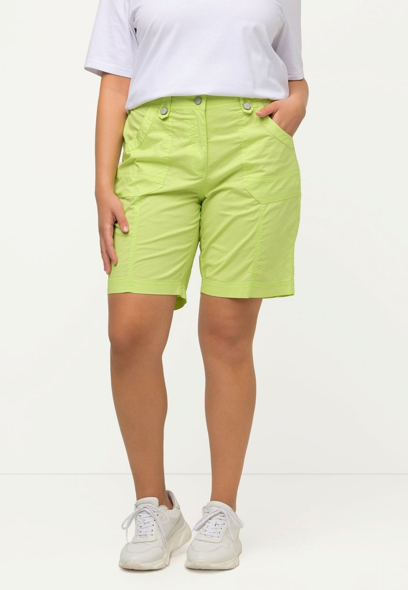 Ulla Popken BERMUDA STYLE POCHES CEINTURE CONFORTABLE - Shortsit - light green