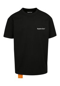 Sort bomulds T-shirt med rund hals, med et hvidt "forgotten faces" logo på brystet og et orange mærke nederst til venstre.
