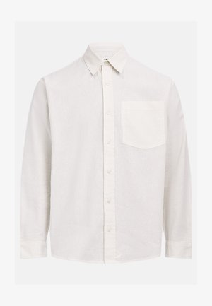 Camisa blanca de manga larga con botones y tejido ligero. Cuenta con cuello clásico, bolsillo delantero y botones perlados.