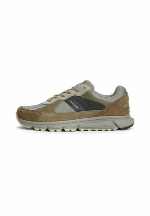 Lage casual sneaker in bruin, olijfgroen en grijs met mesh- en suèdepanelen, veters en een gebrand zijdetail.
