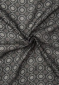 Sort og grå mønstret stof med hexagonale motiver og hvide og røde detaljer, struktureret med en blød, let gennemsigtig kvalitet.