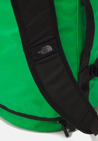 The North Face BASE CAMP DUFFEL S UNISEX - Bolsa de viaje - optic emerald/black