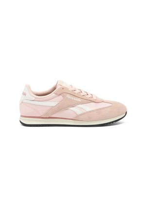 Rosa-weißer Reebok Sneaker in niedriger Ausführung mit Wildleder- und Lederpaneelen, weißen Logostreifen und passenden pinken Schnürsenkeln auf weiß-schwarzer Sohle.