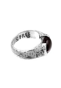Ezüst gyűrű texturált felülettel, amelyben egy sötét ovális kő van elhelyezve egy egyedi foglalatban; belsejében a "FREE" felirat van gravírozva.