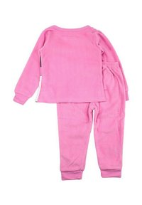 Ensemble de pyjama en polaire rose comprenant un haut à manches longues avec un col rond et un pantalon à taille élastique. Texture douce avec des poignets côtelés.