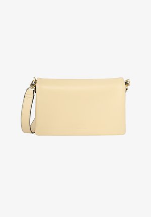 Rechthoekige beige leren crossbodytas met een brede riem en metalen gespen in goudkleur tegen een witte achtergrond.