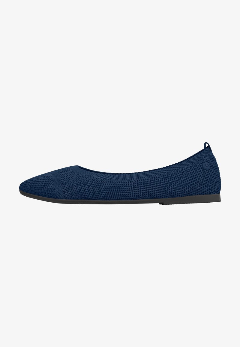 Ballerines en maille bleu marine avec un bout pointu et une semelle en caoutchouc noir. Tige texturée avec un motif subtil et une languette à l'arrière.