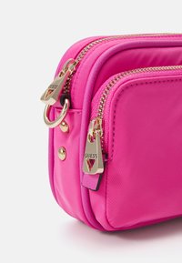 Guess GEMMA CROSSBODY CAMERA - Torba preko tijela - vivid rose